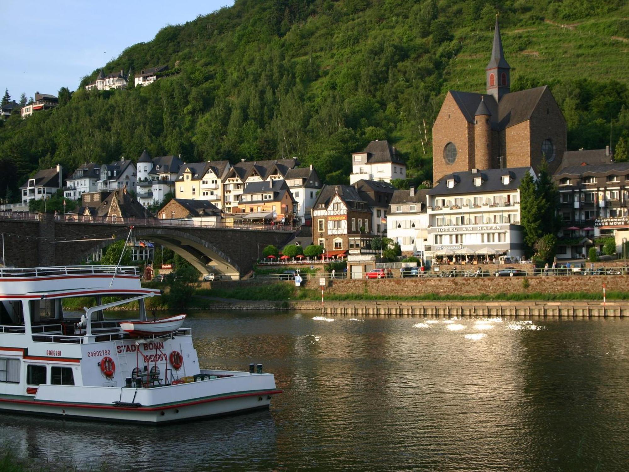 A Modern Holiday Home By The River Mosel Мозелкерн Екстериор снимка